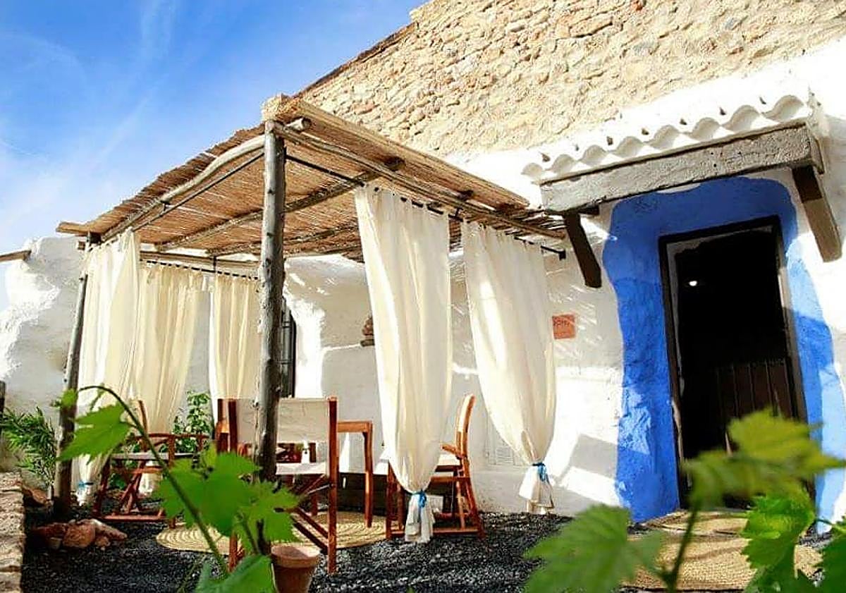 Imagen principal - Las paradisíacas cuevas de Granada que parecen sacadas de Santorini: «Es un lugar de ensueño»