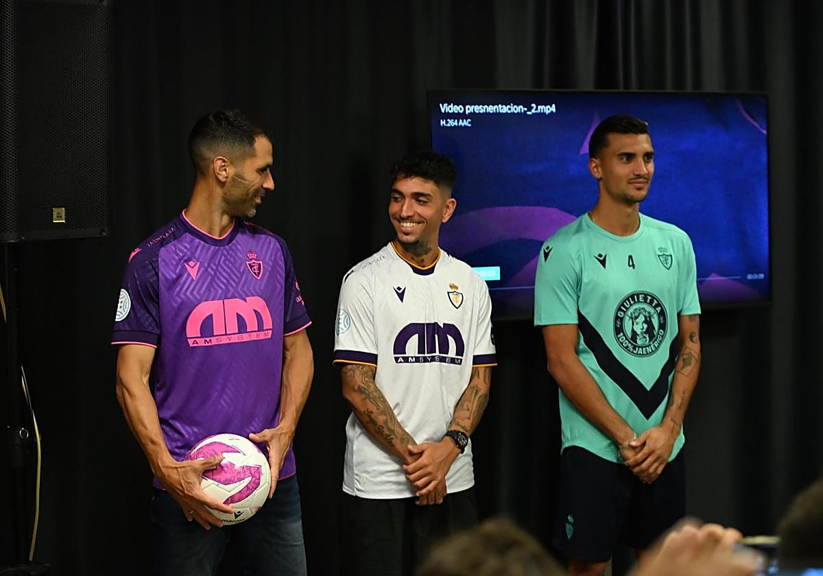 El capitán del conjunto blanco, Javi Moyano, posa con la segunda equipación.