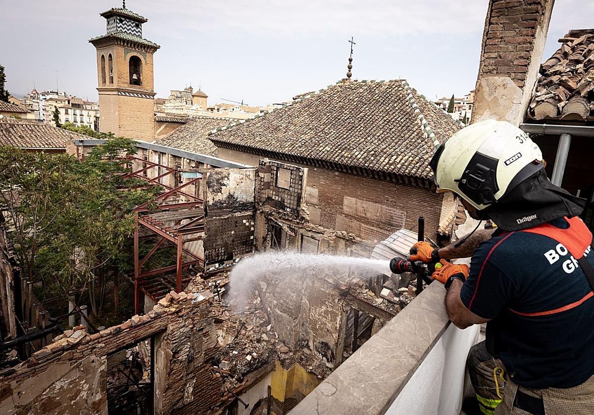 Incendio junto a Santa Ana que obligó a tomar medidas para evitar daños en las obras de arte de la iglesia.