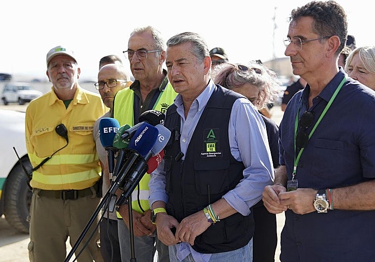 El consejero de la Presidencia, Antonio Sanz, en el Puesto de Mando Avanzado del incendio de Tarifa