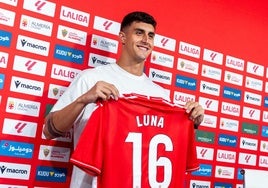 Luna posando con la camiseta del Almería en sala de prensa