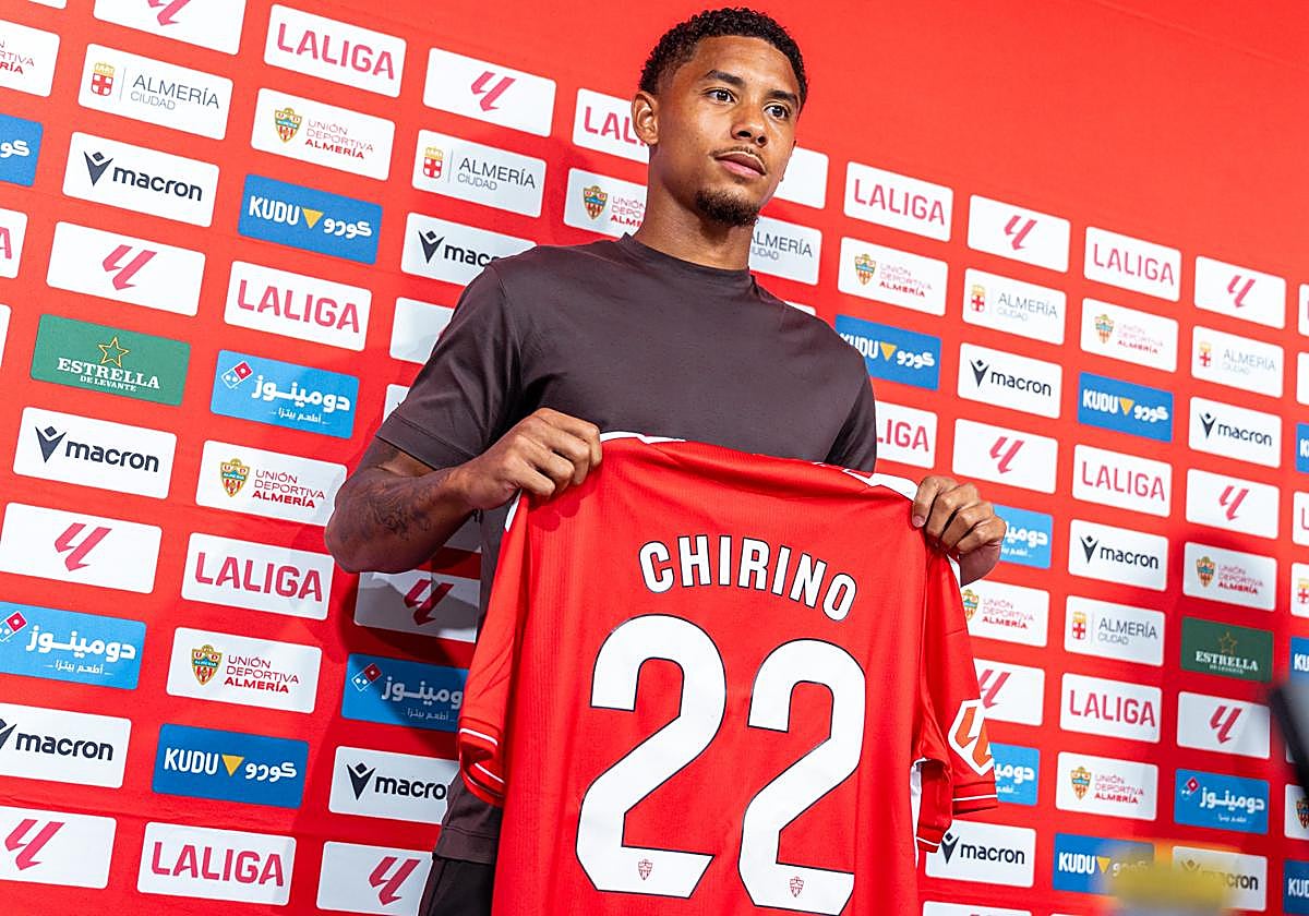 Chirino posando con la camiseta durante su presentación