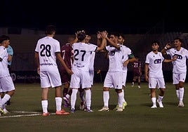 Los jugadores blancos lograron, en la segunda parte, remontar el tanto del Antequera.
