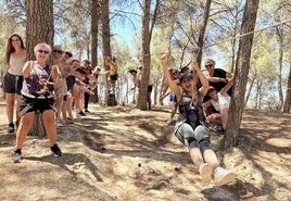 La tirolina, una de las actividades estrella del campamento.