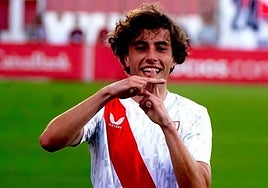 Diego Hormigo firma su contrato con el Granada.