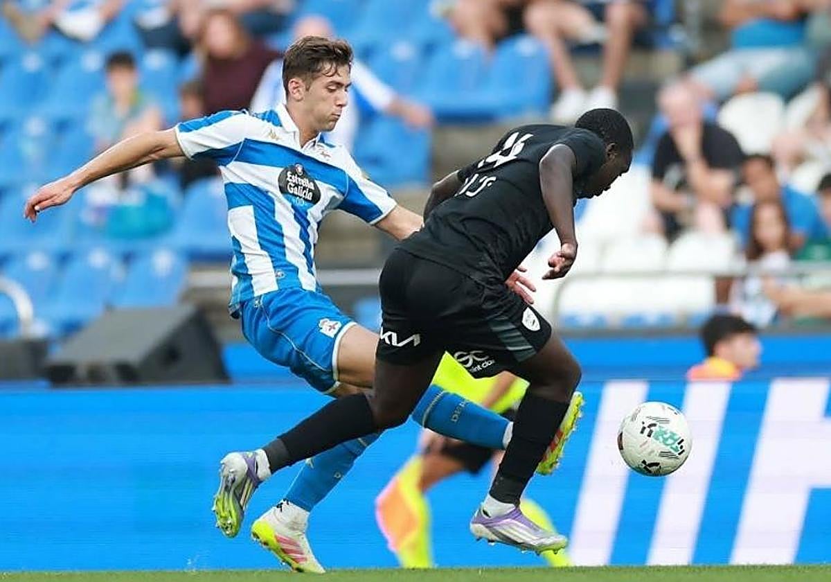 José Gragera corta el avance de un rival durante un partido de pretemporada.