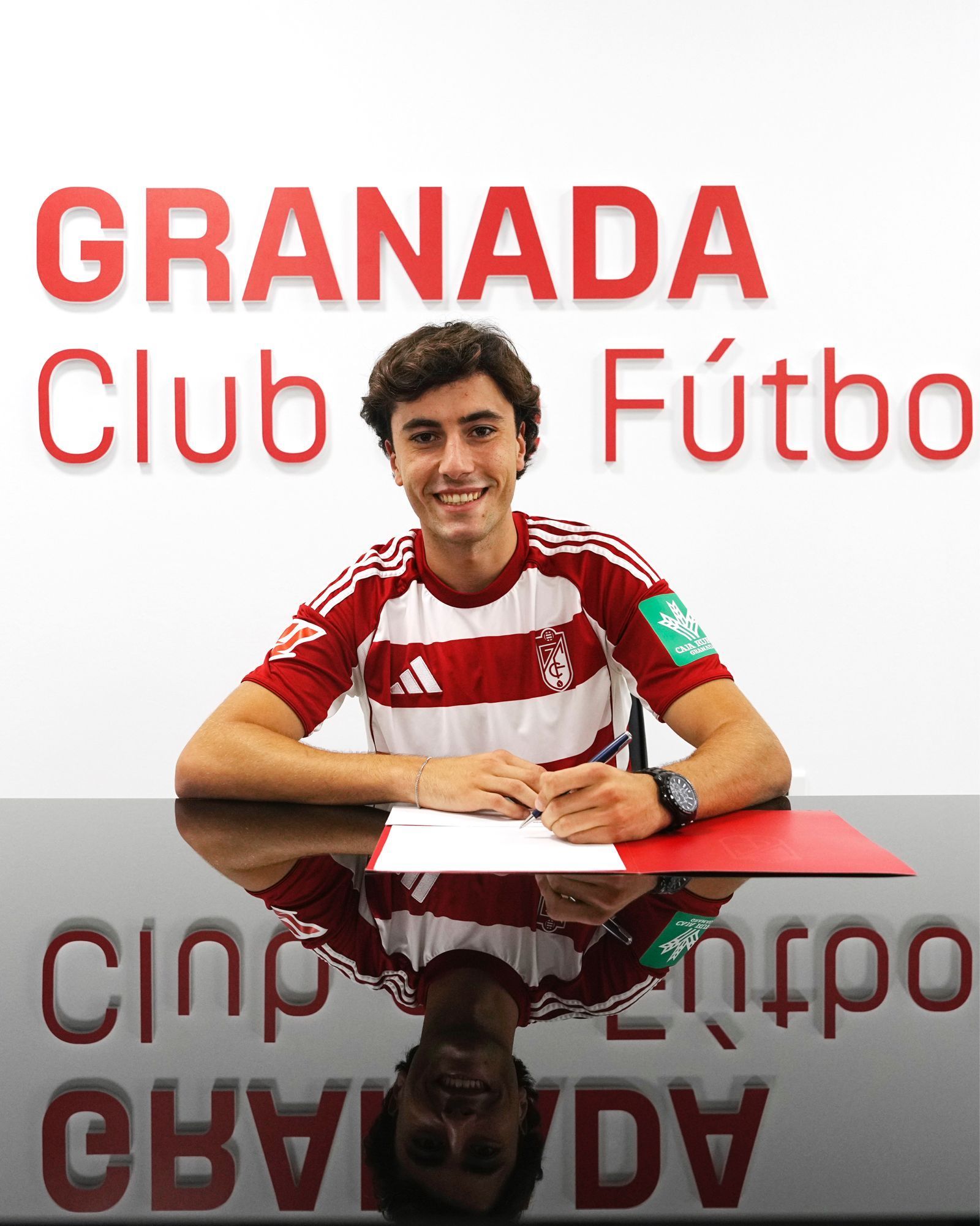 Diego Hormigo firma su contrato con el Granada.