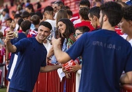 Pau Casadesús conoce a algunos de sus nuevos aficionados.