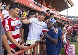 Baïla Diallo hace un gesto positivo ante el selfi de un aficionado.