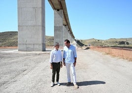 Félix Bolaños y Óscar Puente, en el viaducto de Los Feos.