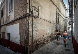 Calle del Albaicín con cableado a la vista