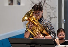 Raúl Sabiote durante una interpretación musical.