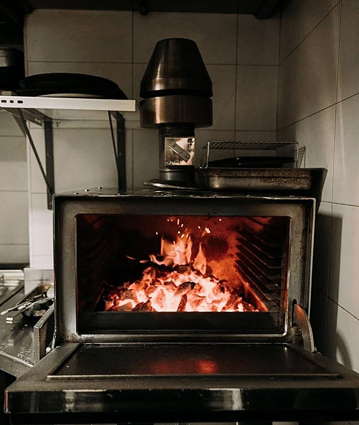 Imagen secundaria 2 - El restaurante de Granada que «vuelve al origen de la cocina» a través de las brasas