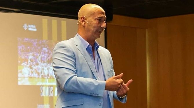 Pedro Fernández, presidente del Baloncesto Sevilla, histórico club que puede desaparecer y tiene su origen en el Caja San Fernando.