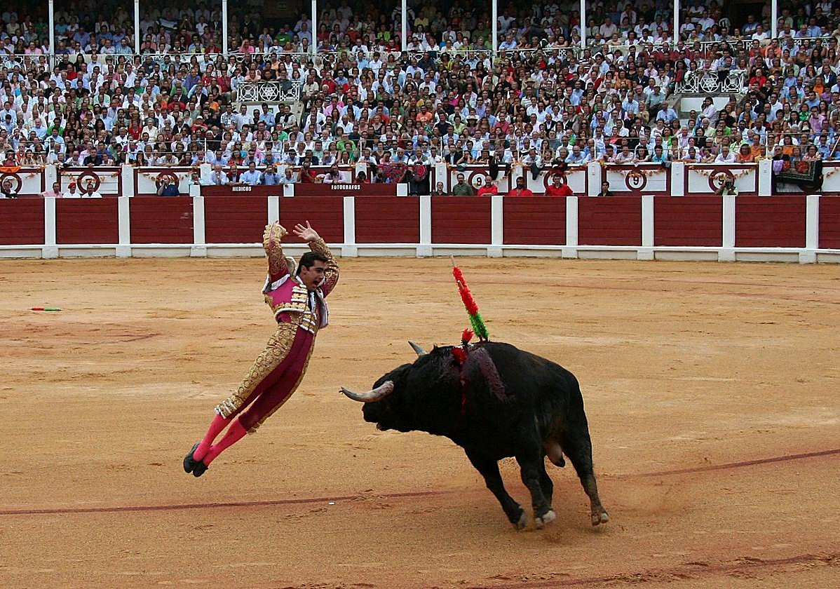 'El Fandi' durante una suerte de banderillas.