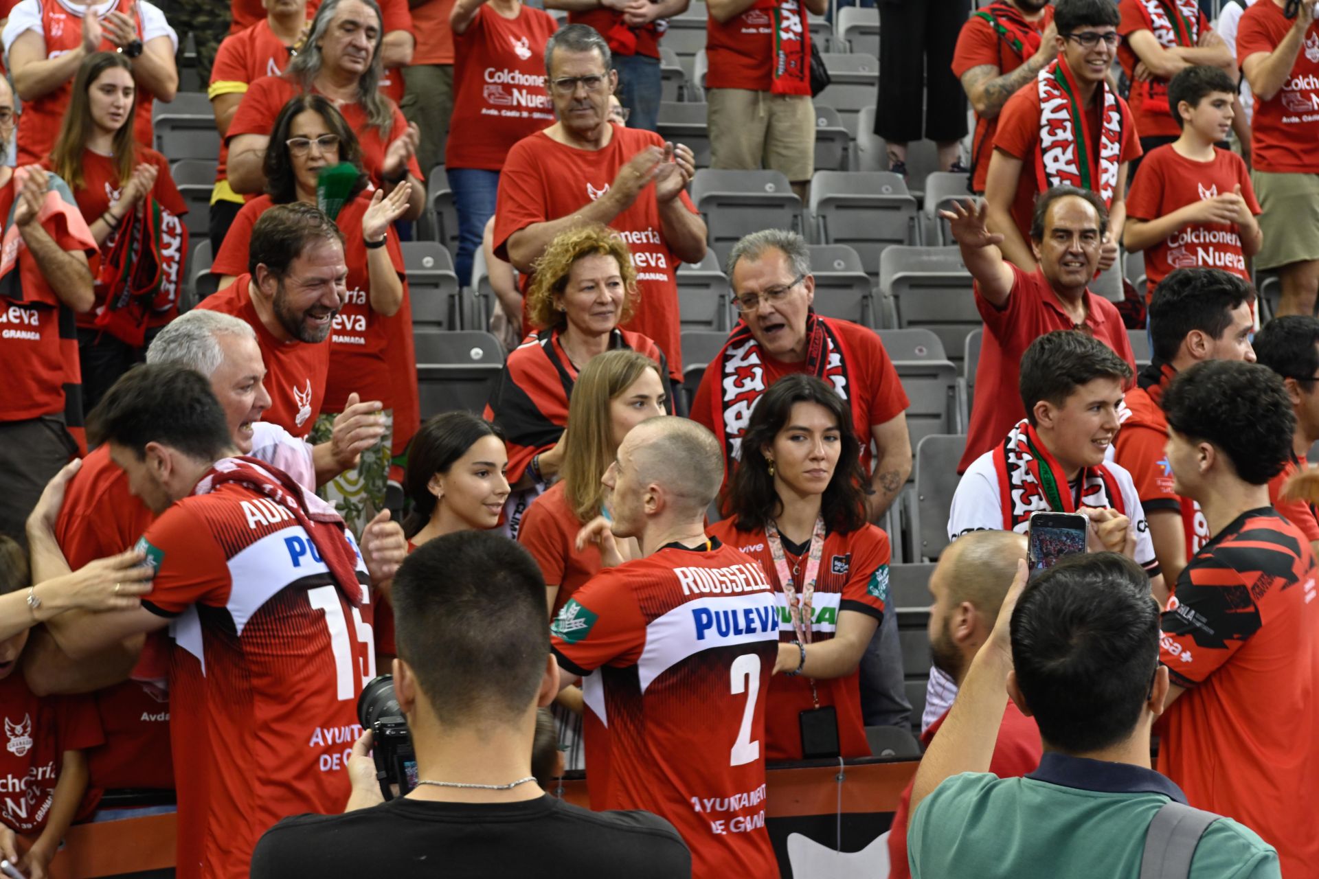 Iván Aurrecoechea y Jonathan Rousselle, entre otros jugadores del Covirán, saludan a los aficionados en el cierre de la pasada temporada en la Liga Endesa.