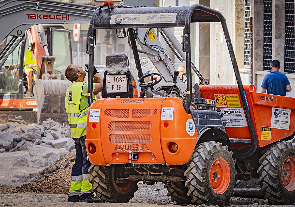 Un operario bebe agua durante un descanso en su jornada laboral, ayer en el centro de Granada.