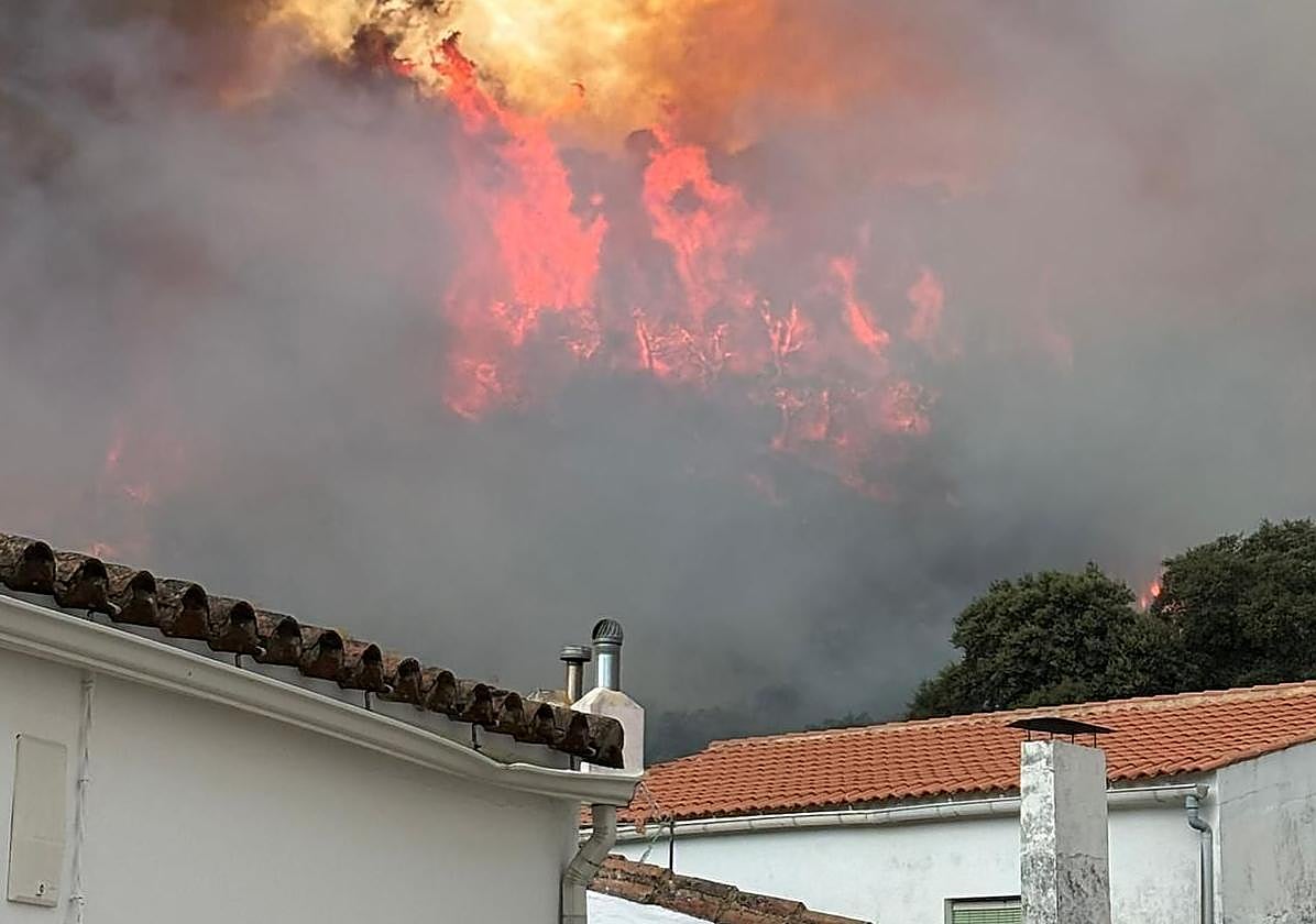Incendio forestal en la aldea Los Romeros (Huelva).