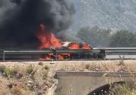 Un coche ardiendo provoca grandes atascos en la autovía de la Costa