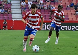 Pablo Sáenz conduce por banda derecha mientras Oscar le dobla durante el Trofeo Ciudad de Granada.