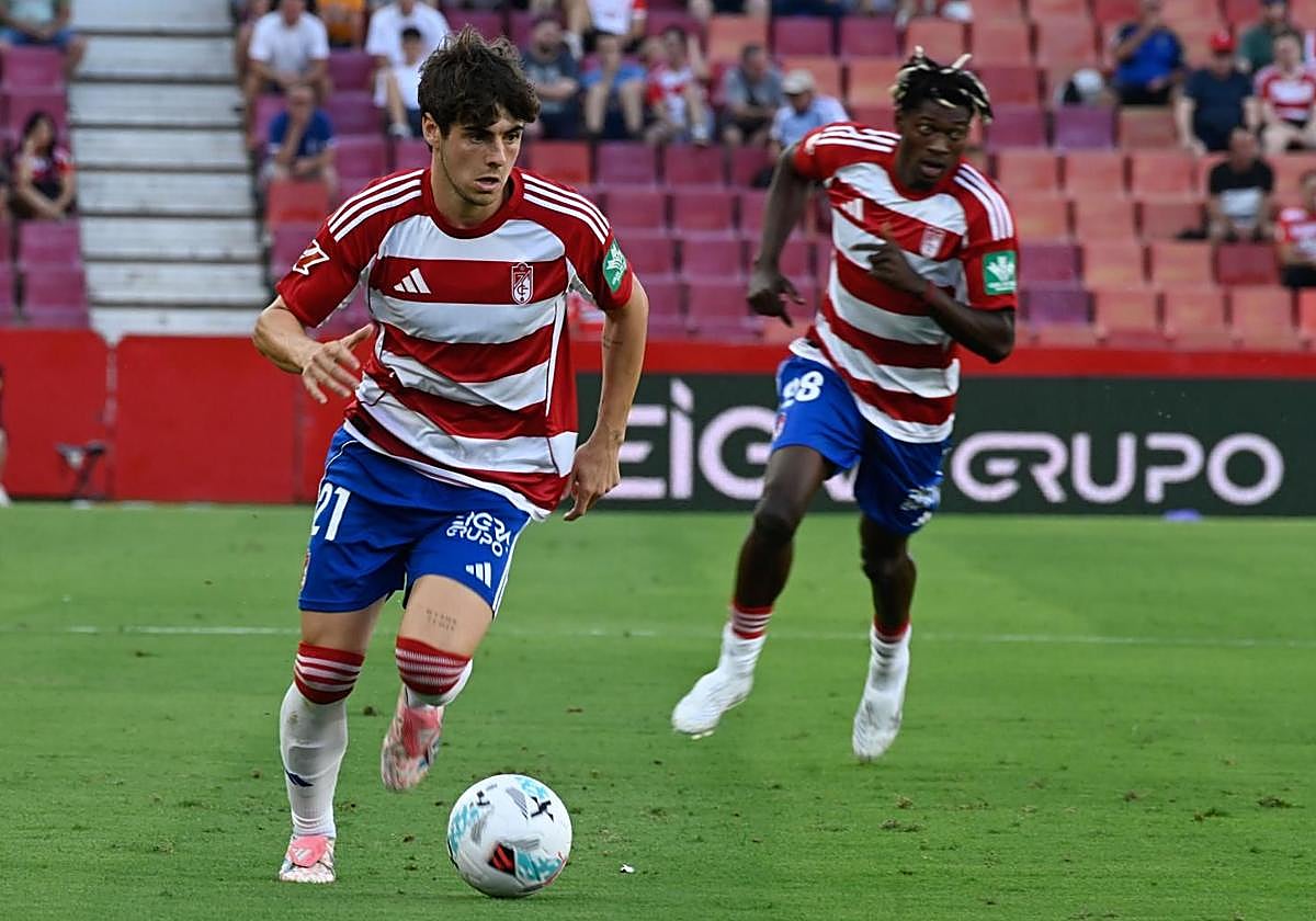Pablo Sáenz conduce por banda derecha mientras Oscar le dobla durante el Trofeo Ciudad de Granada.