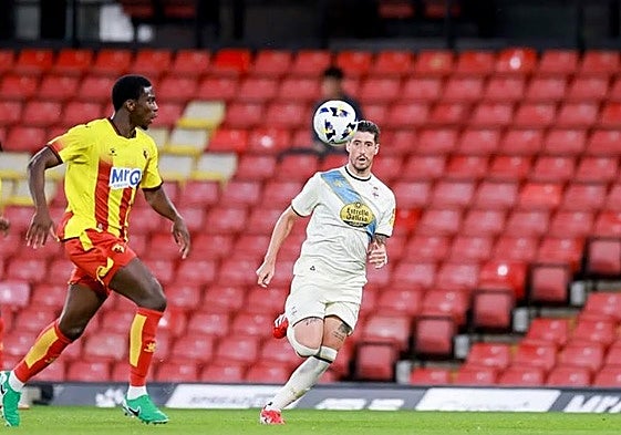 Sergio Escudero persigue un balón durante un amistoso con el Deportivo este verano.