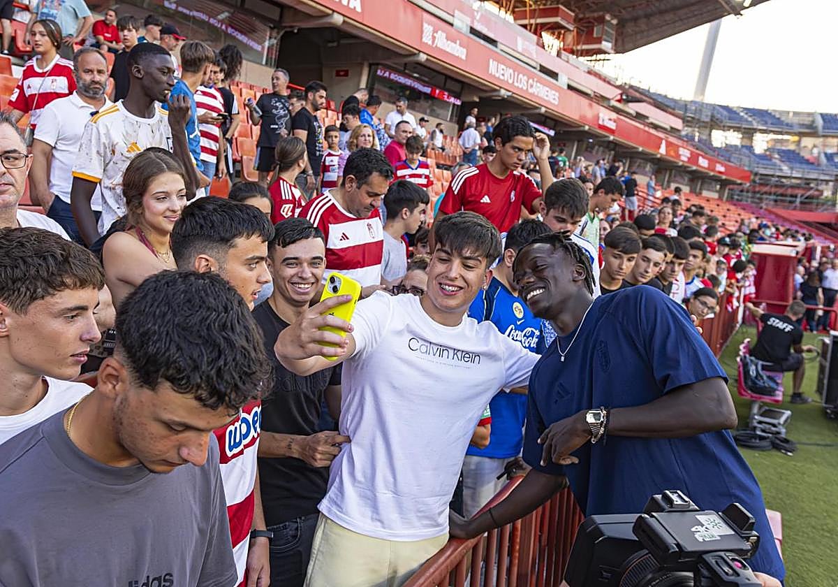 Souleymane Faye posa para los aficionados del Granada durante su presentación.