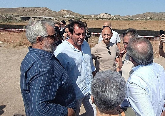 Óscar Puente, con representantes de la Mesa del Ferrocarril de Almería.