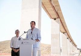 Félix Bolaños y Óscar Puente, en el viaducto de Los Feos.