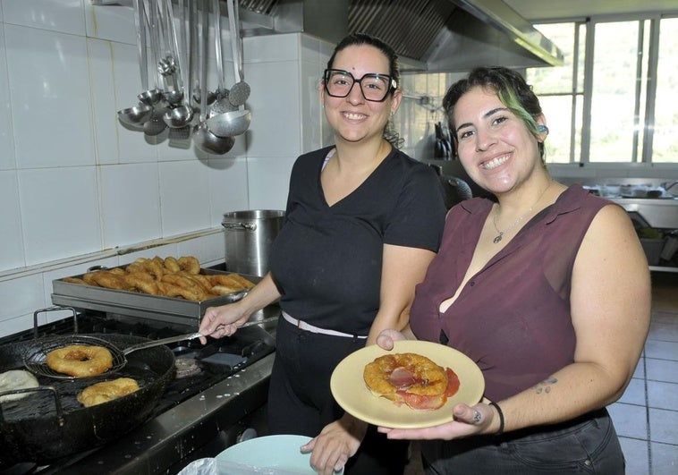 Una familia de un pueblo de Granada triunfa con sus buñuelos rellenos de tomate, queso y jamón