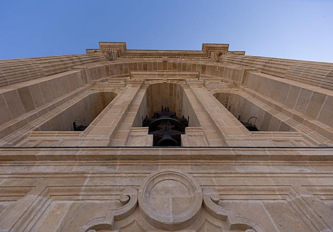Imagen de la fachada exterior del campanario desde la vivienda situada un nivel más abajo.
