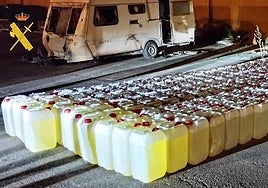 Garrafas incautadas en una operación contra el 'petaqueo' de la Guardia Civil.