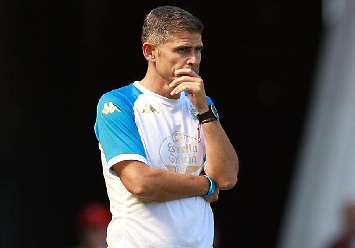 Antonio Hidalgo asiste pensativo a un partido de pretemporada.