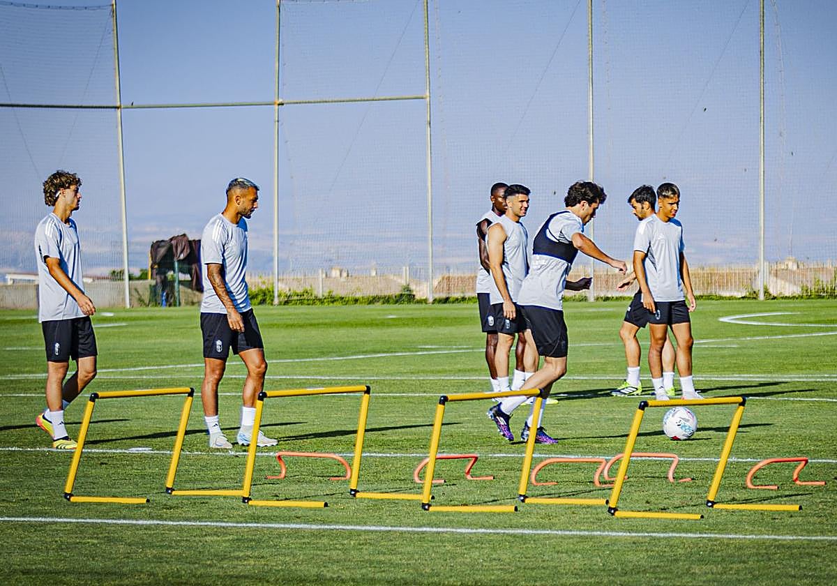 Diego Hormigo juega un balón con Pau Casadesús tras él.