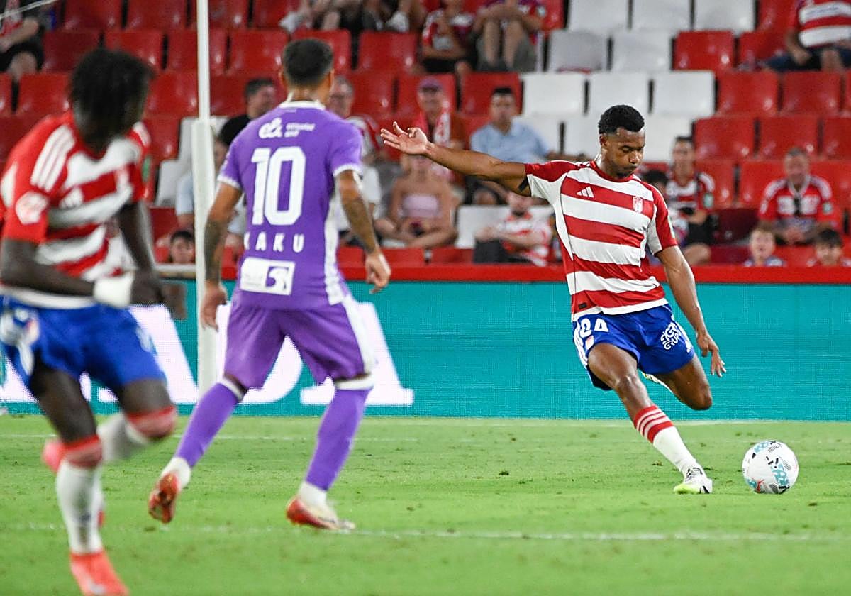 Loïc Williams desplaza un balón en largo durante el trofeo Ciudad de Granada.