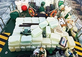 Una embarcación de la Guardia Civil durante una operación en el mar.