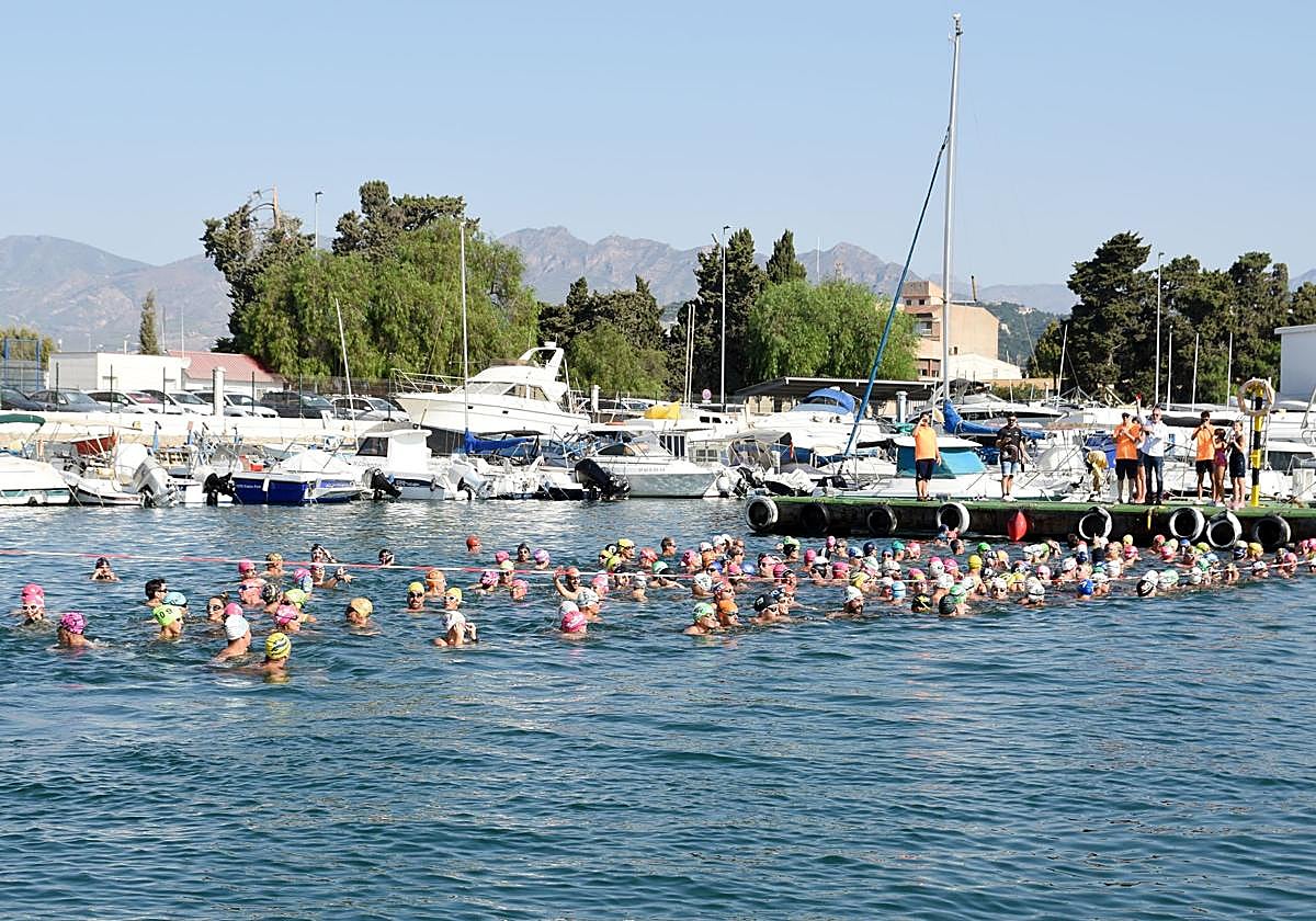 Los participantes esperan el pistoletazo de salida ya en el agua desde el Puerto de Motril.