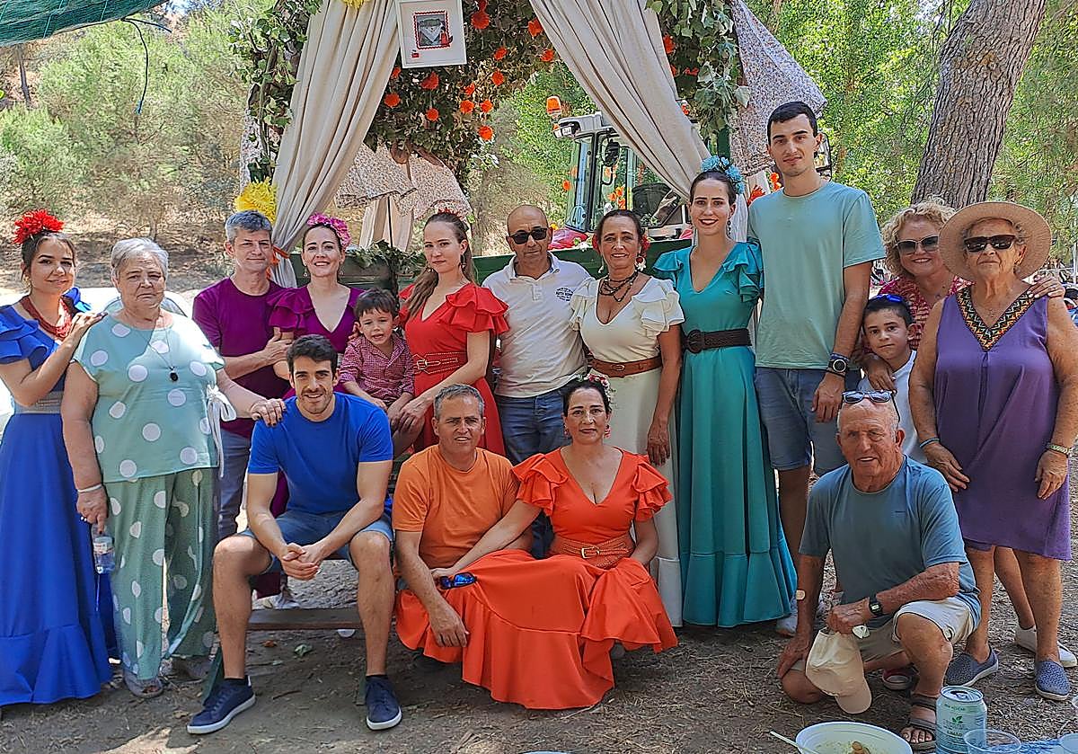 Imagen principal - La Romería del Vino de Alhama enamora a forasteros y emigrantes