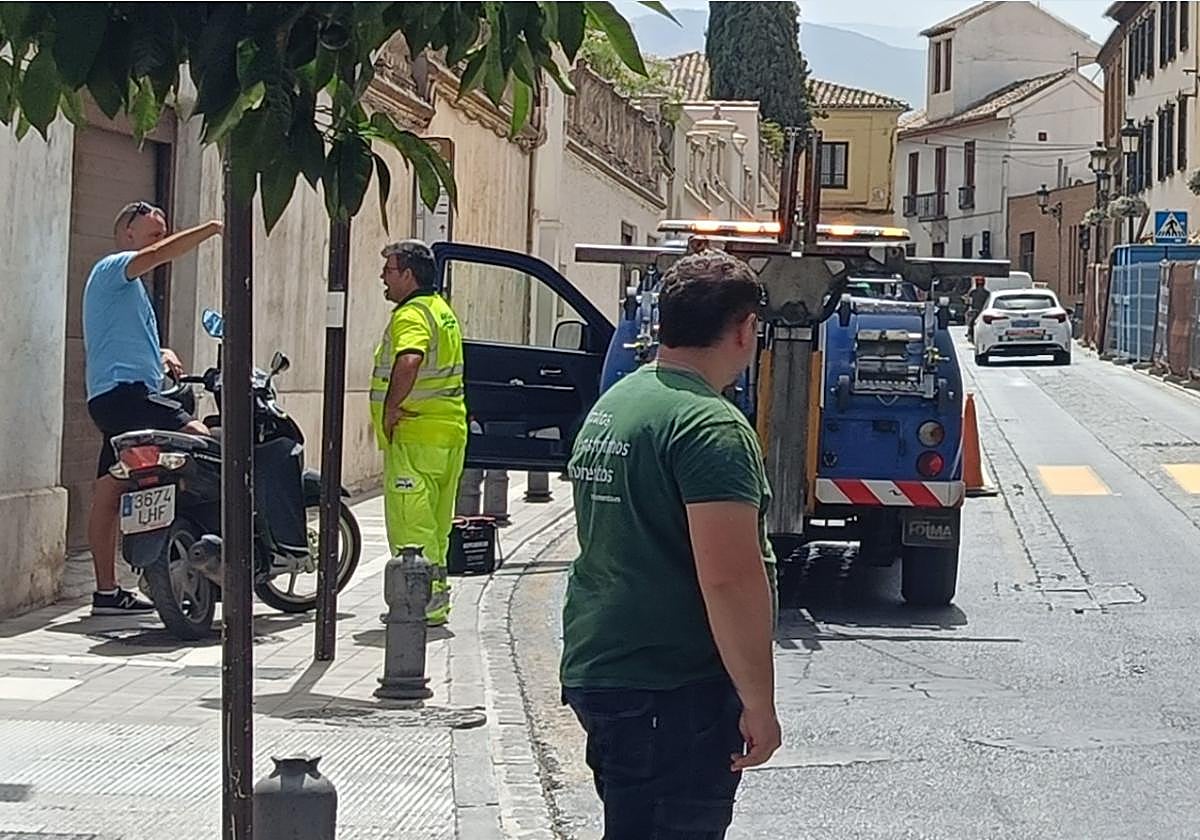 Un tramo de la acera de la calle Molinos está cortado para poder realizar los trabajos