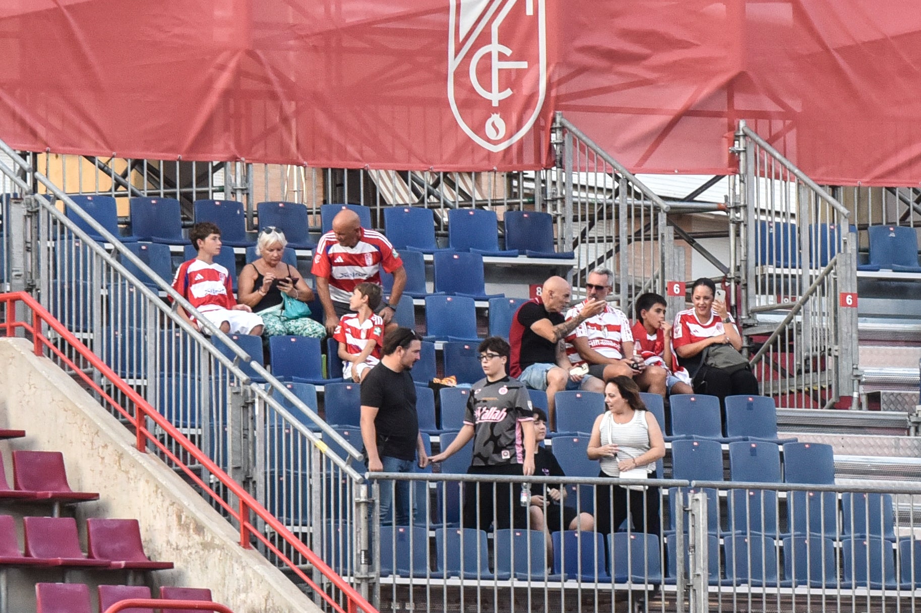 Encuéntrate en la grada del Granada-Depor