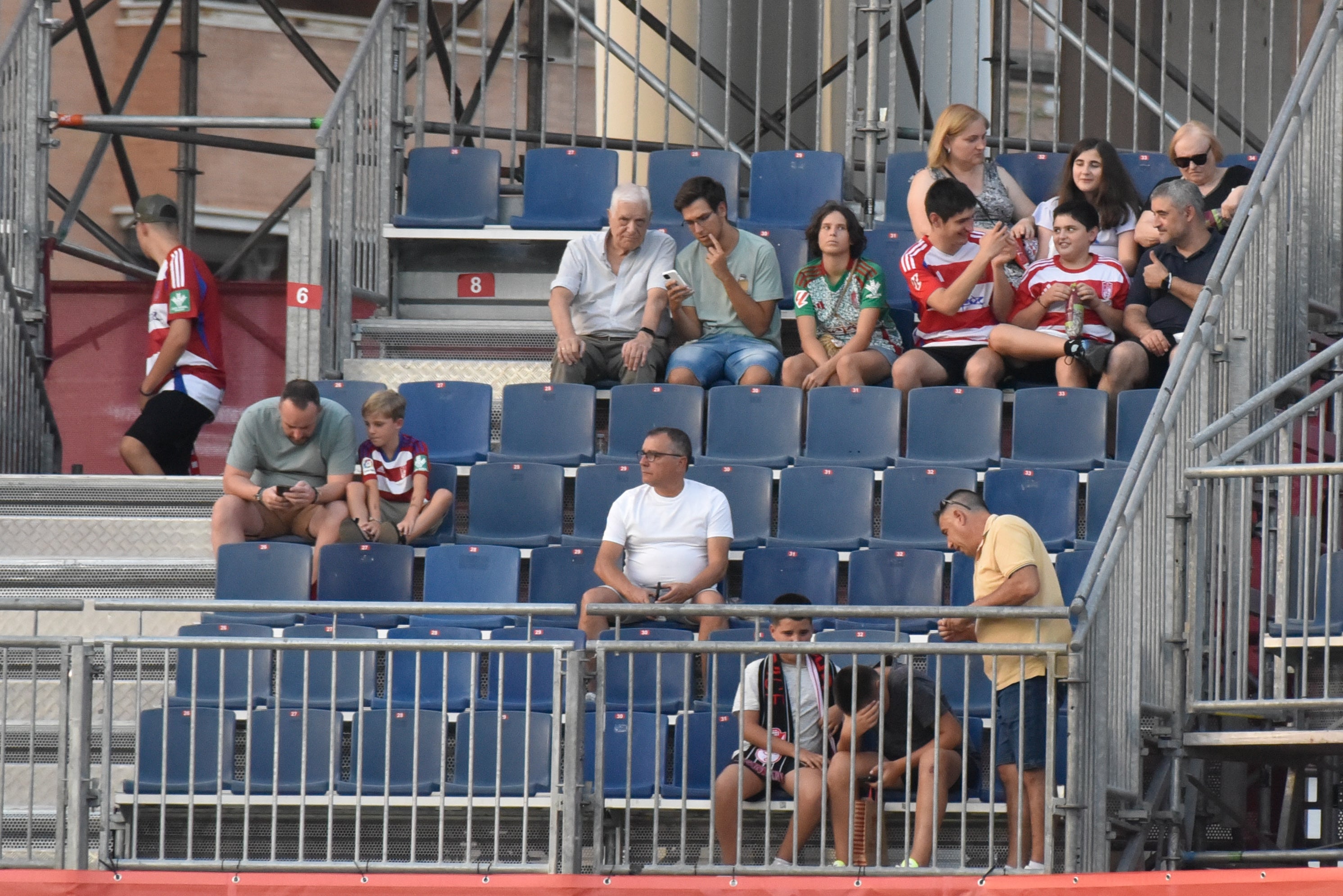 Encuéntrate en la grada del Granada-Depor