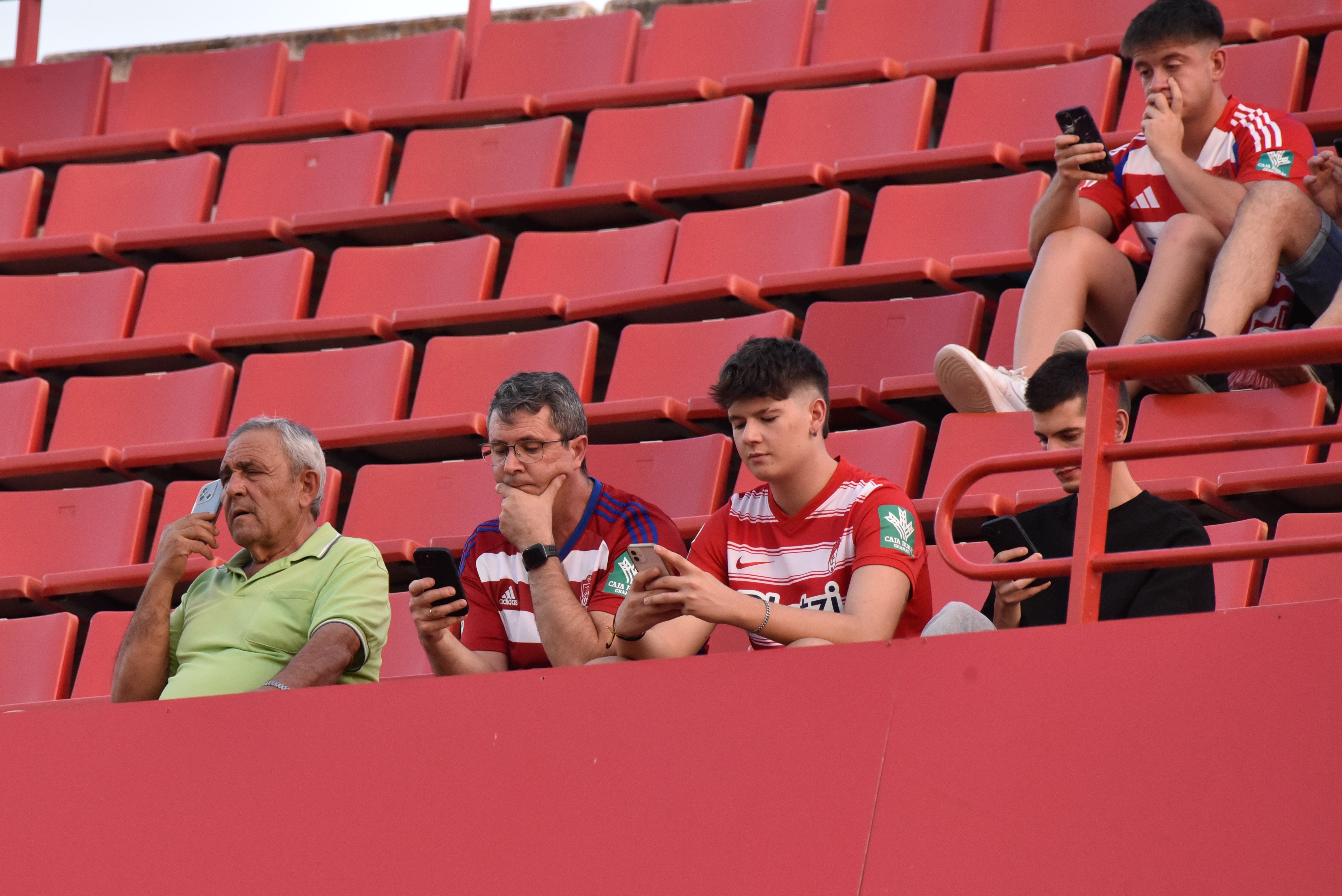 Encuéntrate en la grada del Granada-Depor