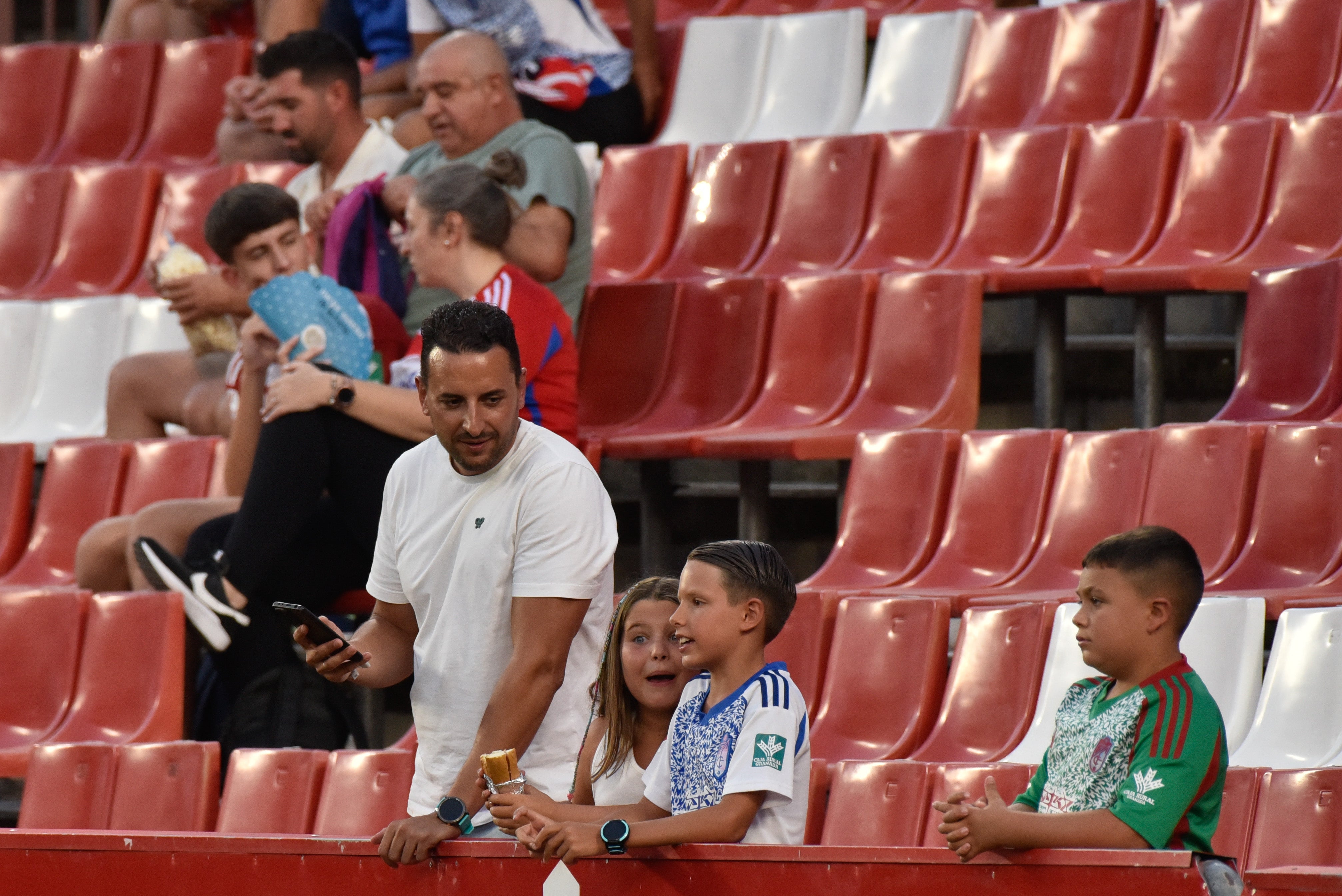 Encuéntrate en la grada del Granada-Depor