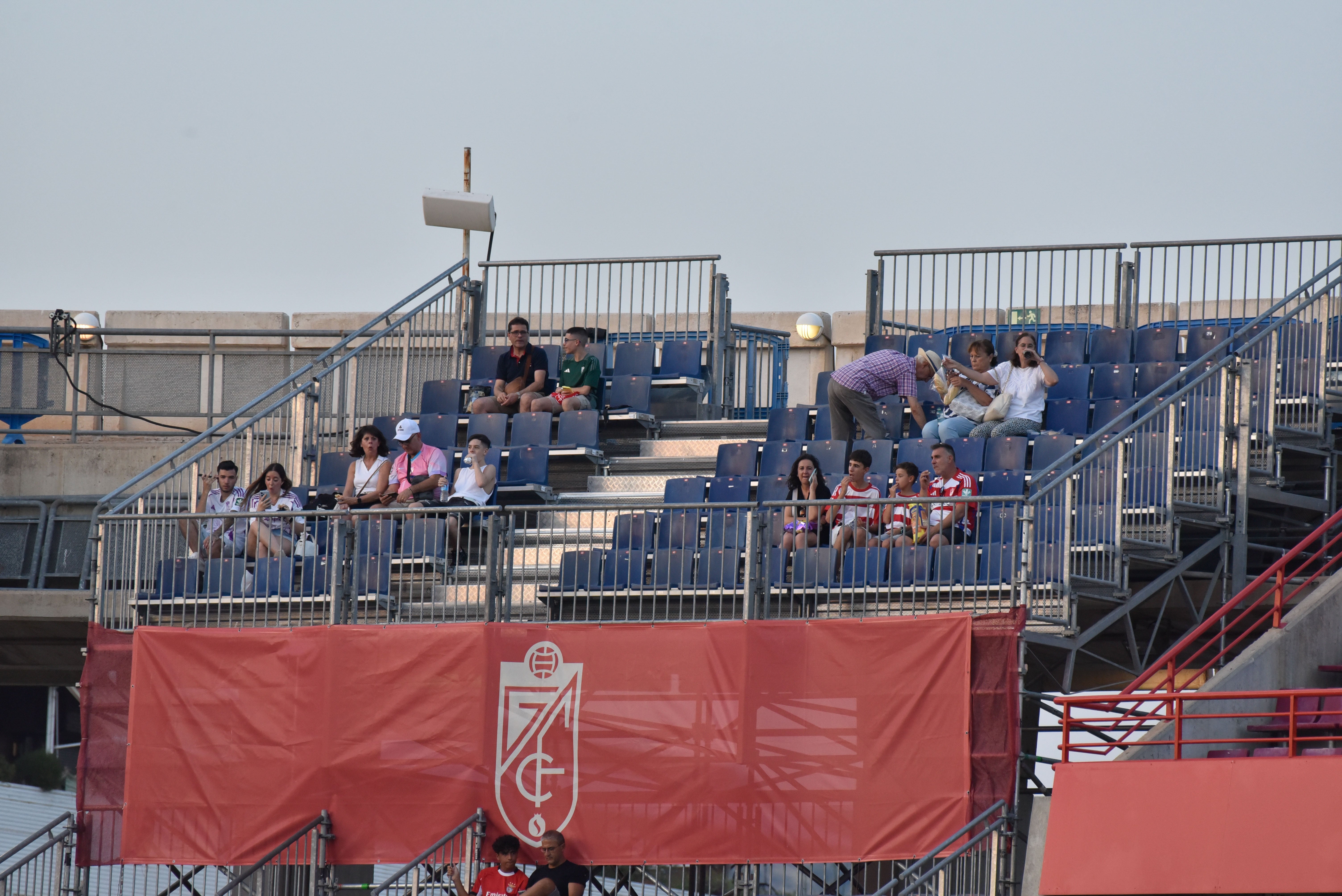 Encuéntrate en la grada del Granada-Depor