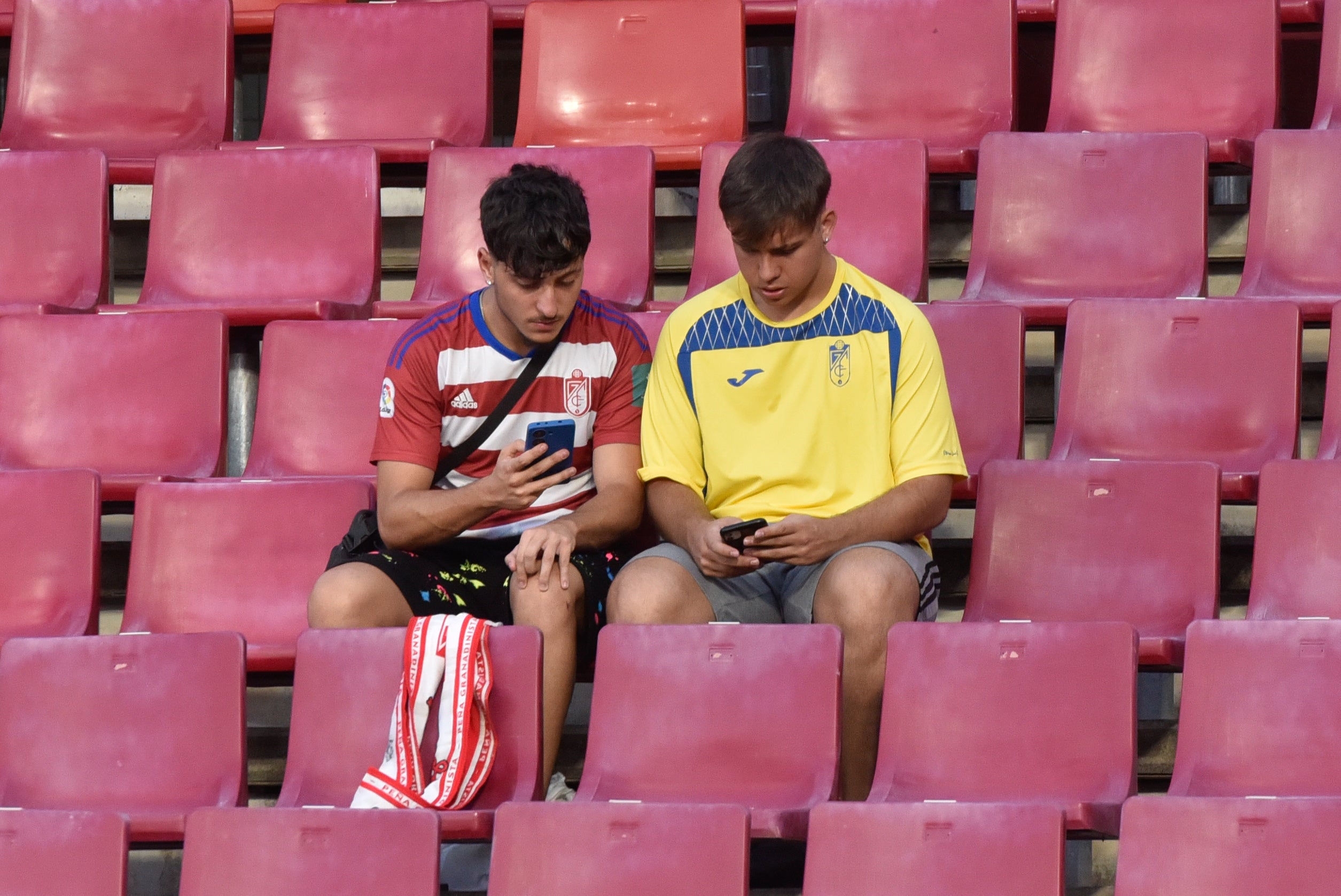 Encuéntrate en la grada del Granada-Depor