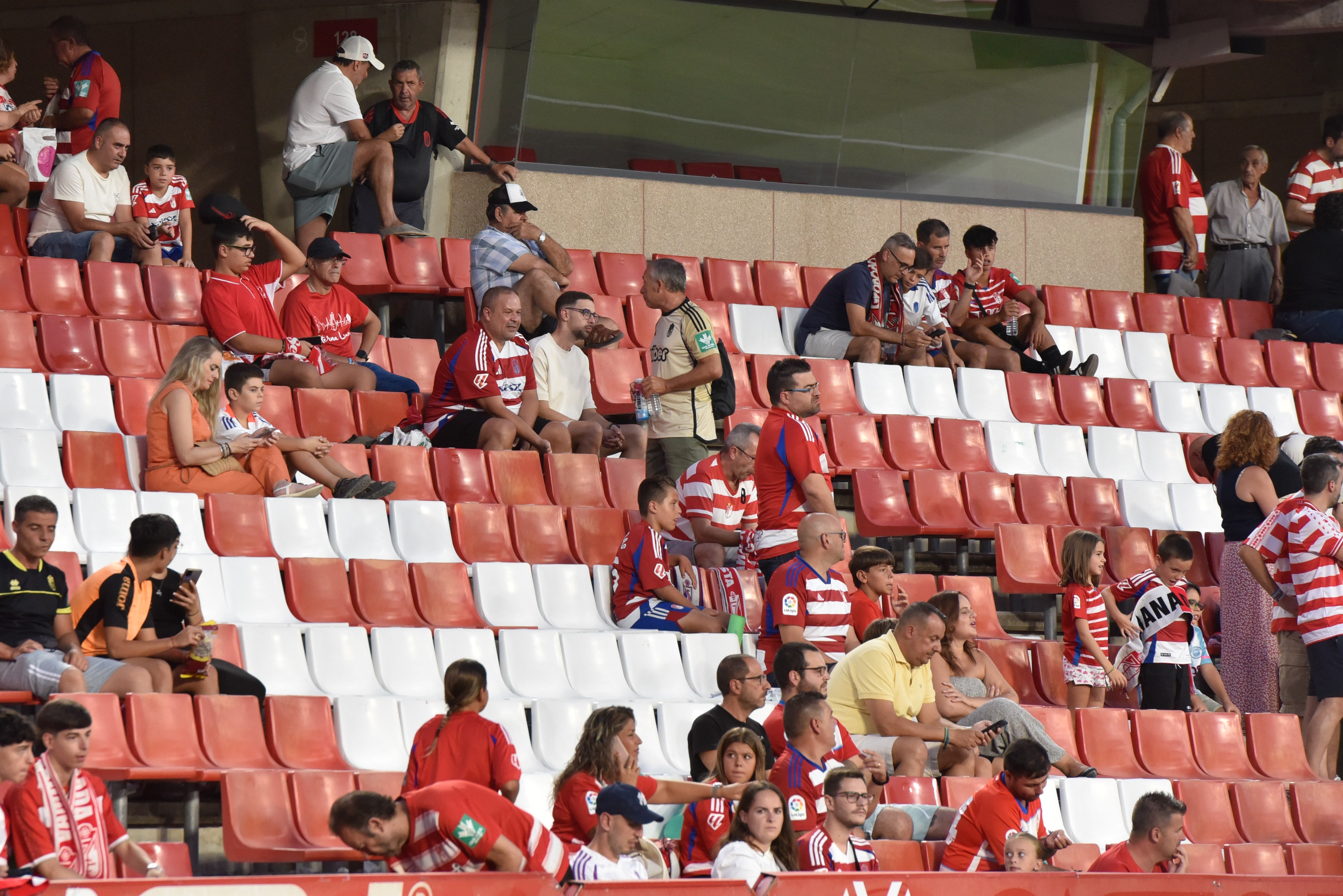 Encuéntrate en la grada del Granada-Depor