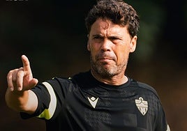 Rubi señala que se verá un Almería «más compacto y unido»