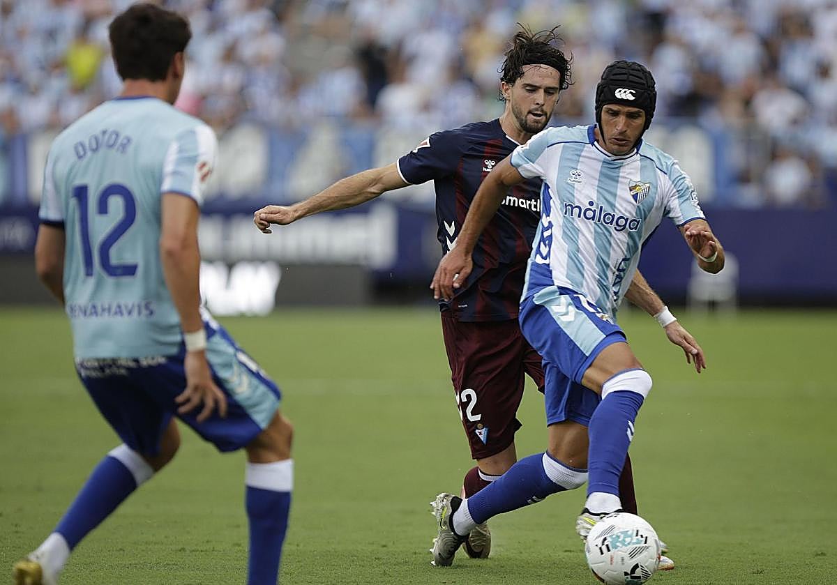 Un lance del duelo entre el Málaga y el Eibar en La Rosaleda.