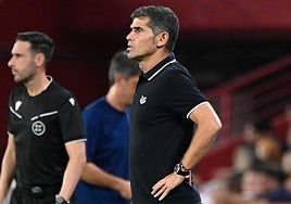 Antonio Hidalgo atiende al partido desde su área técnica.
