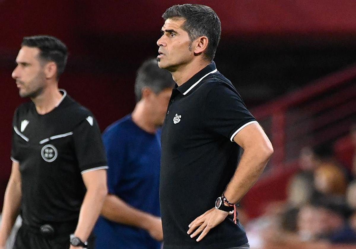 Antonio Hidalgo atiende al partido desde su área técnica.